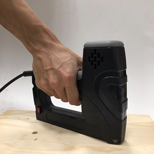 Pistola Eléctrica 2 en 1 Industrial y para Bricolaje A716, Grapadora y Clavadora con 1 Año de Garantía, 20000 Golpes Reales para Reparaciones Generales - Product Image 1