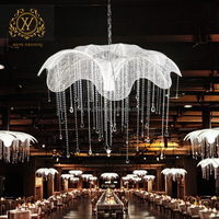 Lustre moderne en métal blanc avec fleurs de lotus en dentelle et cristaux pour la décoration de plafond de mariage de luxe, de fête ou d'hôtel