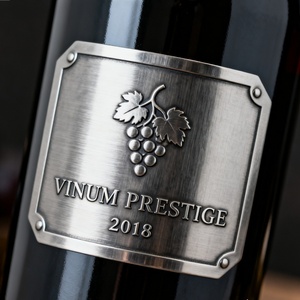 <span class=keywords><strong>2025</strong></span> Tùy Chỉnh Kim Loại Thương Hiệu 3D Logo Chai Rượu Vang Nhãn Khắc Vàng Dính Sticker Không Thấm Nước Nước Hoa Sang Trọng Nhãn Chai - Product Image 4