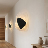 Applique murale moderne en fer et verre à LED avec design graphique irrégulier, abat-jour blanc pour salon, chambre, restaurant, éclairage de luxe