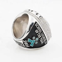 Bague de trophée de compétition sportive personnalisable en alliage gravé avec le logo de l'équipe, l'identification de l'athlète et le numéro, ornement exclusif pour champion et souvenir.