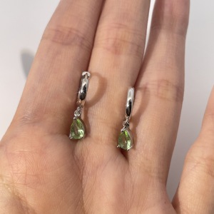 ต่างหูจี้ทรงเรขาคณิตคลาสสิก Tianyu Gems สำหรับผู้หญิง ทำจากทองเหลืองชุบทอง ประดับด้วยเพชรสังเคราะห์ทรงลูกแพร์สีเขียว - Product Image 3