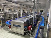 Chaîne de pasteurisation et de refroidissement par pulvérisation d'eau continue pour bouteilles PET et canettes en aluminium