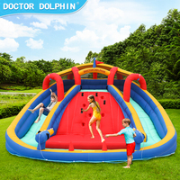 Château gonflable pour enfants avec double toboggan, doubles canons à eau et mur d'escalade intégré, idéal pour les rassemblements estivaux en extérieur