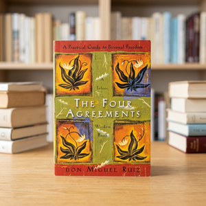 Le livre The Four Agreements en édition brochée de Don Miguel Ruiz, guide pratique vers la liberté personnelle, l'amélioration de soi et la croissance spirituelle - Product Image 1