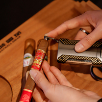 Briquet torche à cigare en métal GUEVARA en gros avec perforateur de cigare intégré, support à cigare et panneaux latéraux en fibre de carbone, personnalisable avec logo