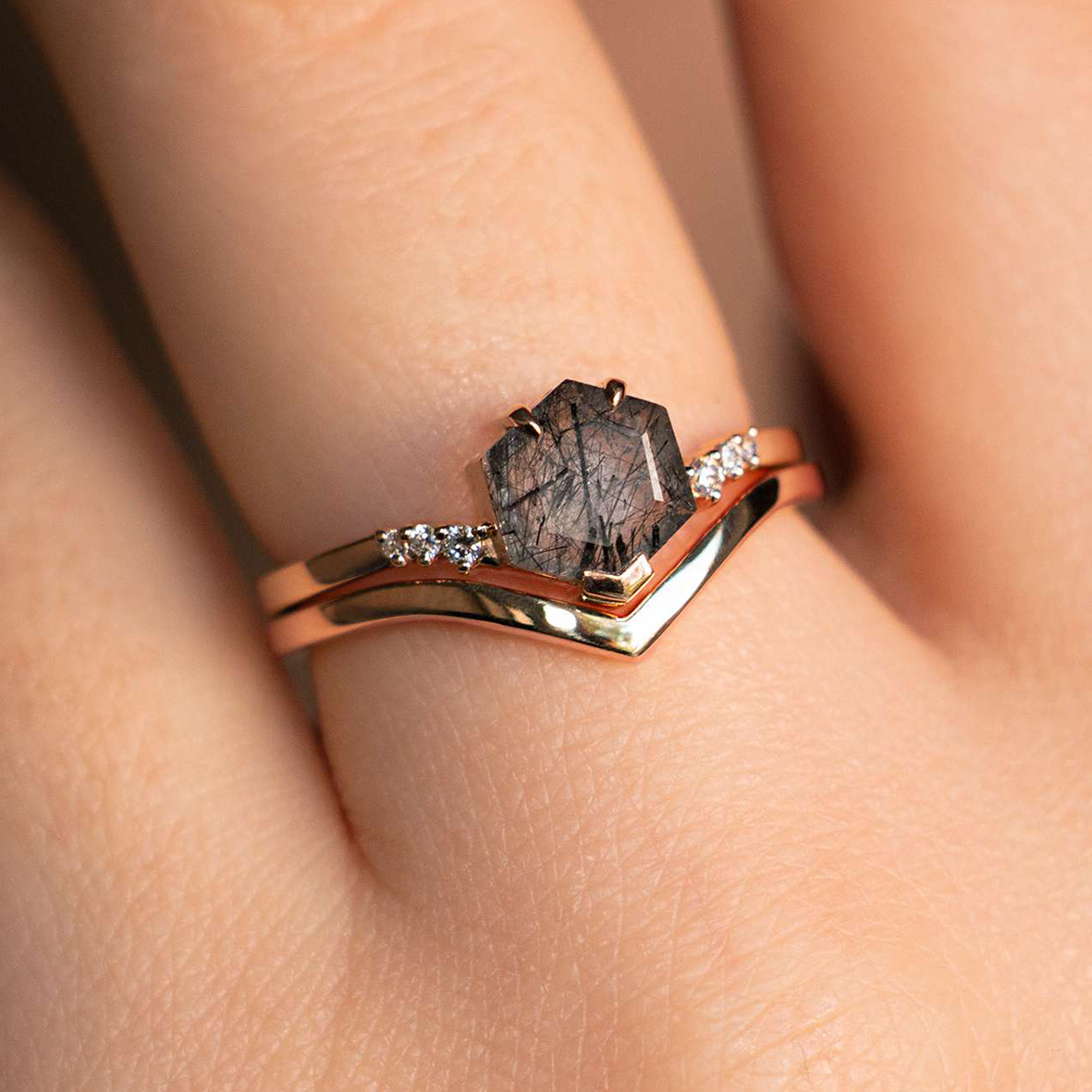 925纯银批发六角天然黑色生锈石英宝石v形戒指套装女士婚戒