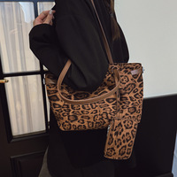Sac fourre-tout imprimé léopard pour femme, nouvelle collection automne 2025, texture raffinée, décontracté, polyvalent, sac à bandoulière ou sous le bras tendance