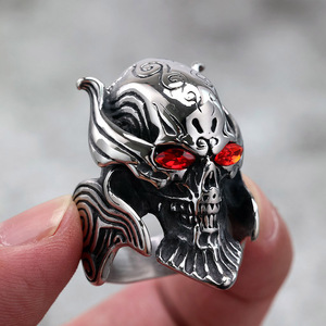แหวนผู้ชายสแตนเลสสไตล์เรโทร ดีไซน์หัวกะโหลกตาแดง ของขวัญเครื่องประดับสไตล์พังก์ - Product Image 3