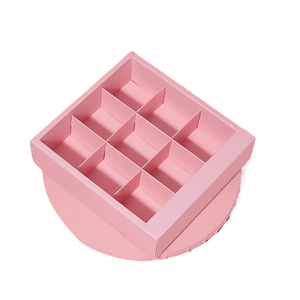 Boîte cadeau de 9 bonbons et friandises au chocolat blanc avec séparateurs en papier - Product Image 1
