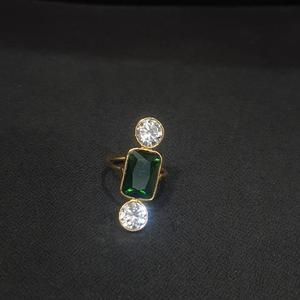 Anillo Art Deco con Tres Piedras - Elegancia en Oro - Product Image 5