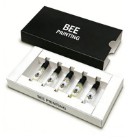Caja de embalaje negra de lujo personalizada para 5 sets de regalo de muestras de perfume de 5 ml, hecha con materiales reciclados y forro de esponja.