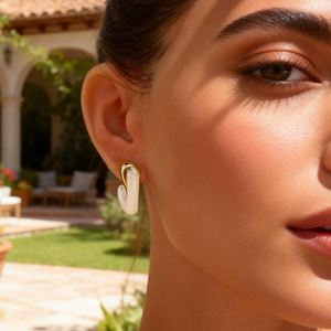 Pendientes de tuerca en forma de C con incrustaciones de resina chapados en oro de 18k, joyería de moda para mujer - Product Image 1