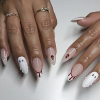 Faux ongles à presser en amande, couleur nude, avec motif fantôme, araignée et goutte de sang pour un style de fête effrayant et mignon