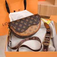 Sac demi-lune élégant en cuir PU avec imprimé monogramme de créateur de luxe, sac à bandoulière vintage, sac à rabat classique Louis avec chaîne dorée