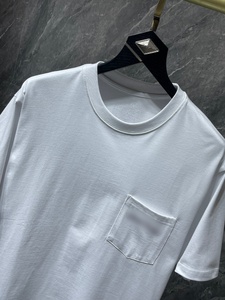 Maglietta <span class=keywords><strong>grafica</strong></span> iconica di lusso ispirata al Punk con motivo incrociato vibrante, Design del braccio botanico e <span class=keywords><strong>tipografia</strong></span> a scorrimento - Product Image 5