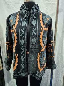 เสื้อแจ็คเก็ตปักลายซูซานีสีดำสำหรับผู้หญิง ลายดอกไม้สไตล์ชาติพันธุ์ ดีไซน์เปิดด้านหน้า เสื้อแจ็คเก็ตฤดูหนาวแบบดั้งเดิม เสื้อคลุมแฟชั่น - Product Image 4
