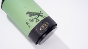 Rouleau de papier à thé chinois vert jade raffiné, motif branche de pie classique, pour présentation de thé Oolong de luxe et usage cérémoniel - Product Image 3