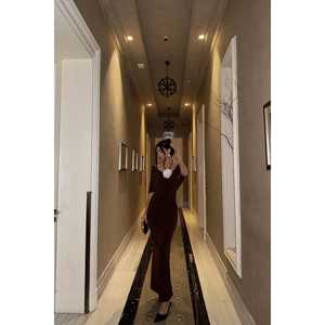 Robe de soirée marron style bal, avec détails roses au crochet, taille empire, longue, coupe trapèze, ornée de perles, idéale pour banquets et soirées - Product Image 3