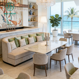 Muebles Costeros de Lujo, Banqueta Curva Tapizada en Tela Beige con Mesa de Café Tapizada en Mármol y Sillas para Hotel y Restaurante - Product Image 1