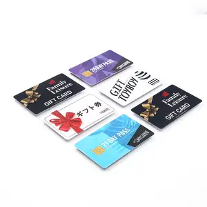 Kartu hadiah plastik kustom dengan logo dan barcode, kode QR, atau garis magnetik dicetak oleh produsen pencetakan Tiongkok