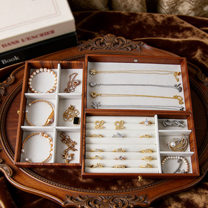 Boîte de rangement et de présentation de bijoux en bois de noyer à trois niveaux EQ EQ064 avec fermeture à boucle, résistante aux chocs, design rectangulaire - Product Image 1
