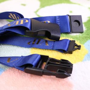 Lanière personnalisée en polyester souple avec boucle de sécurité promotionnelle, impression dorée sur mesure du logo - Product Image 4