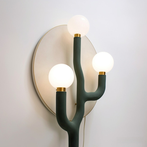 Lampe murale moderne en forme de cactus avec 3 ampoules globe, base en métal vert foncé, design minimaliste pour salon, lumière blanche froide - Product Image 1