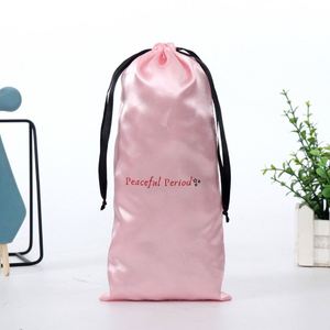 Sac à main en satin rouge anti-poussière avec cordon de serrage pour le rangement de masques pour les yeux, cartes de tarot, pièces de monnaie et clés - Product Image 4