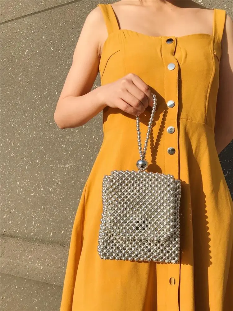 2020 Sommer ins beliebte neue Stil aushöhlen Mode Frauen Umhängetasche Strand tasche Kristall Acryl Perlen weben Clutch Handtasche