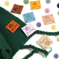 Étiquettes carrées en cuir PU microfibre faites à la main, conception de boule de fil, étiquettes à tricoter pour vêtements, accessoires de couture