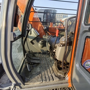 Mini-excavatrice Hitachi ZX60 de 6 tonnes, hydraulique, sur chenilles, moteur Isuzu, pompe à engrenages - Utilisé/Reconditionné, modèle 2024, godet de 0,22 m, 40,5 kW - Product Image 3