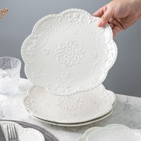 Assiettes de présentation en céramique vintage à motifs floraux en relief, assiettes à dîner blanches festonnées pour mariage, restaurant et hôtel