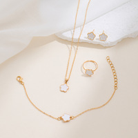 Ensemble de bijoux en alliage de trèfle porte-bonheur pour femmes 4 pièces collier bracelet anneau boucles d'oreilles cadeau de mode pour fête et usage quotidien