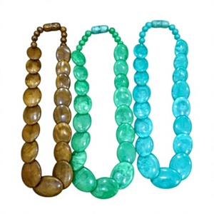 Collier en résine marbrée, perles élégantes faites à la main pour femme, chaîne plaquée or, texture marbre, bijoux de mode pour femme - Product Image 4