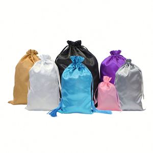 Pochettes en satin personnalisées avec logo, douces et soyeuses, avec pompon, pour cadeaux et voyages, sacs à cheveux - Product Image 1