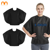 Capes de coiffure personnalisées en gros avec logo, châles de salon imperméables de couleur unie, cape courte noire pour barbier