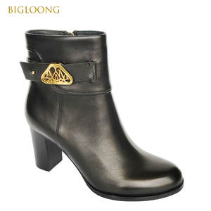 Bottes <span class=keywords><strong>Chelsea</strong></span> élégantes en cuir de vachette noir pour femmes avec lanière en cuir clouté en or fermeture à glissière à talons hauts pour la saison automne/hiver - Product Image 1