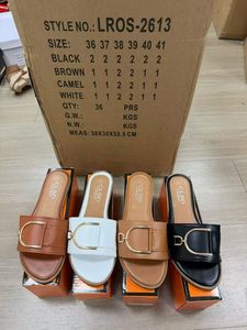 Zapatos de mujer en stock, mules de punta cerrada, sandalias planas de PU con herrajes dorados, pantuflas casuales, liquidación de excedentes, venta al por mayor, listos para enviar - Product Image 5