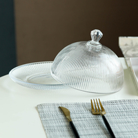 Huisgemaakte afternoon tea cake cloche schaal met verticale gegroefde gestreepte koepelvormige deksel van soda-lime glas voor fruitpresentatie, milieuvriendelijk.