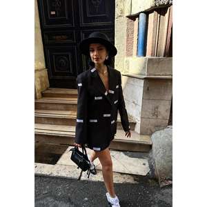 Blazer Negro para Mujer con Detalle de Etiqueta, Estilo de Abrigo Moderno - Product Image 3