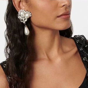 Pendientes de Mujer, Estilo Europeo Americano, Retro, Ligeros, de Lujo, Elegantes, Brillantes, con Piedras Naturales, Perlas, Chapados en Oro, de Acero Inoxidable - Product Image 3