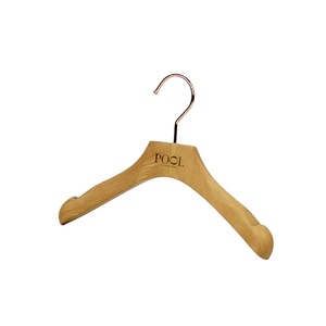 Vente chaude <span class=keywords><strong>Cintre</strong></span> pour bébé en bois naturel <span class=keywords><strong>Cintre</strong></span> pour <span class=keywords><strong>costume</strong></span> et manteau avec pinces métalliques - Product Image 3