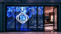 Écran transparent fin et léger P3.91-7.82 pour vitrine, idéal pour la présentation de produits et l'affichage publicitaire LED