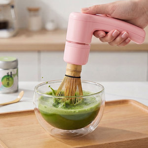 Fouet à Matcha Électrique Cérémonial Personnalisé à Marque Blanche, Facile à Utiliser, Sans Effort, en Bambou, Mouvement en Zigzag en Forme de W - Product Image 1