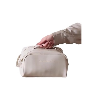 Bolsa de maquillaje Rose Of No Mans Land, estuche cosmético de viaje portátil de color blanco lechoso - Product Image 5