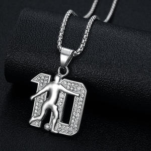 Collier pendentif glamour sur le thème du football, figurine <span class=keywords><strong>de</strong></span> <span class=keywords><strong>joueur</strong></span> <span class=keywords><strong>de</strong></span> football n° 10 dribblant en détail - Product Image 2
