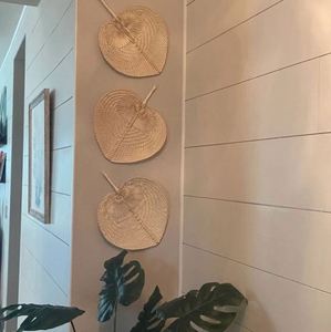 Abanicos de mano personalizables al por mayor de bambú vietnamita, con forma de corazón, tejidos a mano, de ratán y rafia, elegantes y en blanco. - Product Image 3