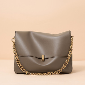 Sac fourre-tout pour femmes au design tendance, sac à bandoulière en cuir avec chaîne, grande capacité, sac à main rétro souple pour femmes - Product Image 2