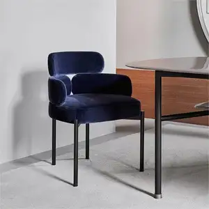 새로운 디자인 간단한 고급 우유 벽돌 스타일 순수 수제 섬유 린넨 원단 블랙 메탈 얇은 다리 레저 식당 의자